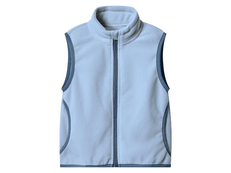 Gilet polaire bleu clair avec fermeture éclair et bordure gris foncé, isolé sur blanc.