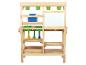 Un établi en bois jouet avec un tableau noir, des étagères et des accessoires pour enfants.
