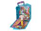 Une valise à jouets Ko® bleue avec un panier de basket-ball et une planche à roulettes.
