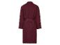 Peignoir bordeaux avec ceinture.