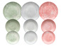 Trois ensembles de trois assiettes de tailles différentes, avec des motifs marbrés vert, gris et rose.