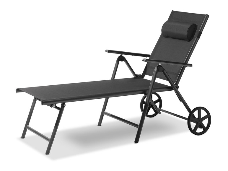 Une chaise longue noire avec des roues et un coussin pour la tête.