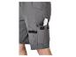 Shorts cargo gris avec poches multiples.
