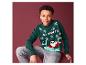 Un garçon portant un pull de Noël vert avec 'DJ Santa' dessus.