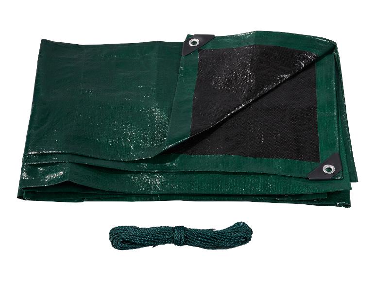 Bâche verte pliée avec dessous noir et œillets, avec une corde verte enroulée.