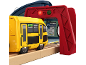 Train de métro jouet jaune et noir, entrant dans une arche de gare rouge avec un panneau U4.