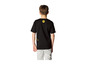 Un garçon portant un t-shirt noir avec un logo Poké Ball.