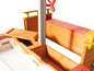 Bateau en bois pour jouer avec un banc et un espace de rangement.