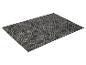 Un tapis gris foncé avec un motif géométrique blanc.