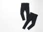Deux leggings noirs sur un fond blanc.
