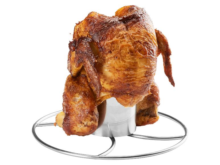 Poulet rôti entier sur un support métallique.