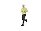 Homme en t-shirt de sport à manches longues vert clair et pantalon de course noir