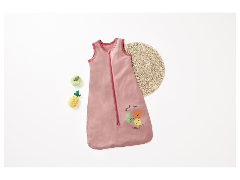 Une gigoteuse rose avec un imprimé de fruits pour bébés.