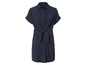 Une robe bleu marine à boutons et à nouer.