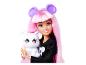 Poupée aux cheveux roses et souris en peluche.
