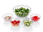 Salade verte, tomates, concombres et poivrons rouges dans des bols en verre.