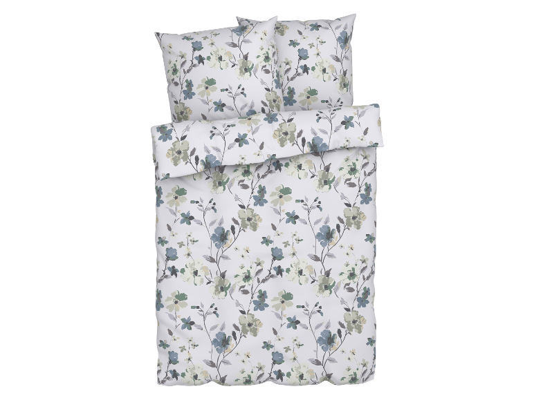 Parure de lit fleurie avec un motif floral dans les tons bleus et verts sur fond blanc.