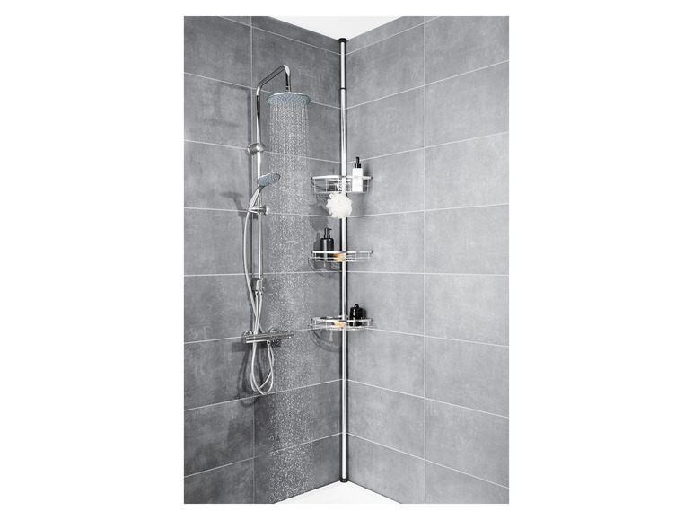 Une pomme de douche avec douche pluie, douchette et une étagère de douche d'angle.