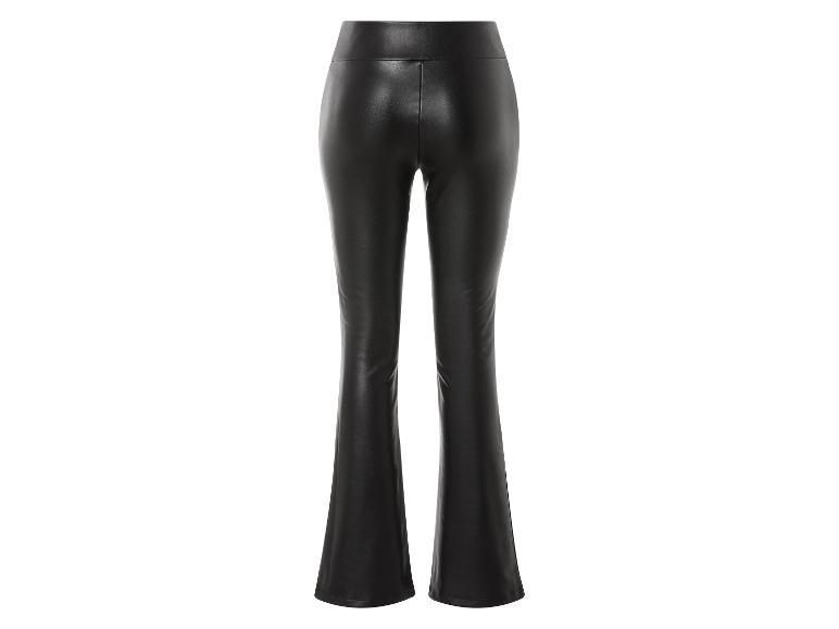 Pantalon en cuir noir à jambes évasées.