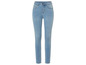 Un jean skinny bleu clair pour femme.
