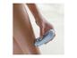 Épilation des jambes avec un épilateur électrique.