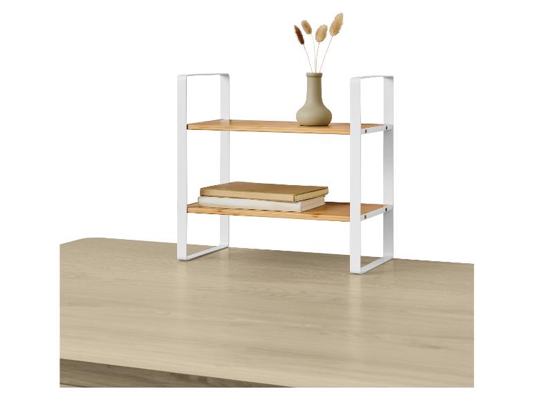Étagère de bureau en bambou à deux niveaux avec vase et livres sur une table en bois.
