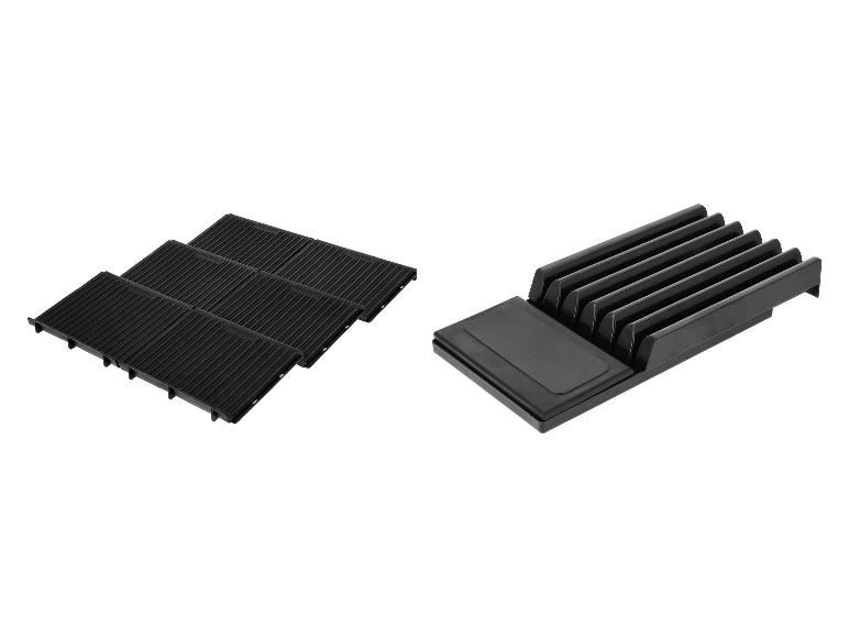 Grilles de barbecue noires et organisateur de couteaux noir.