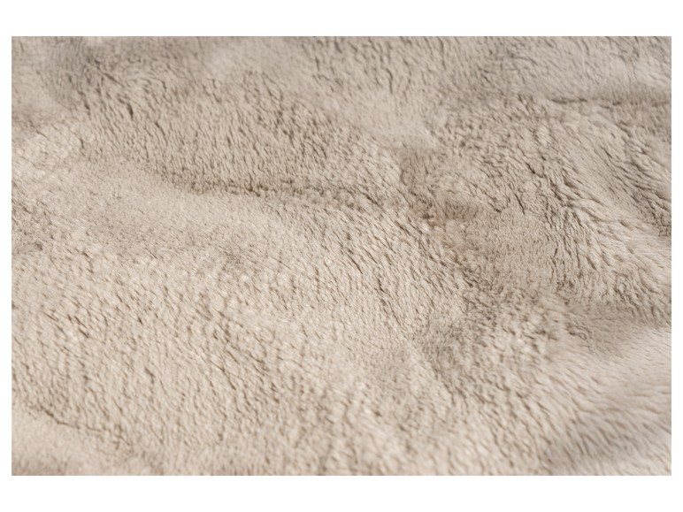 Tissu beige doux et pelucheux, idéal pour vêtements ou accessoires.