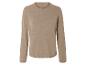 Un pull en laine beige à manches longues.