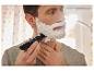 Rasage du visage avec un rasoir Philips.