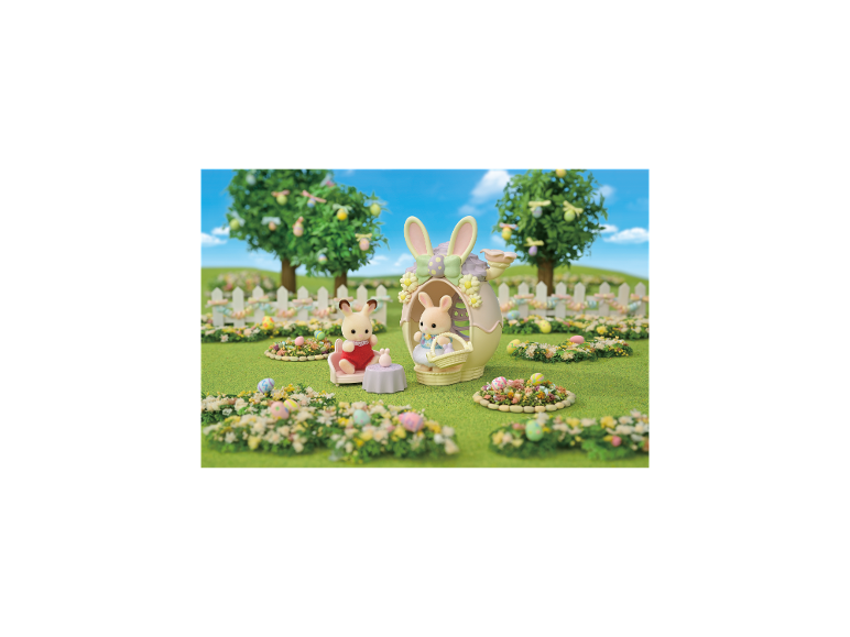 Lapins jouets de Pâques dans un jardin avec des œufs décoratifs et des arbres.