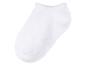 Une paire de chaussettes blanches courtes.