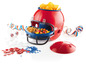 Un casque de football américain rouge avec des en-cas et des confettis pour une fête.