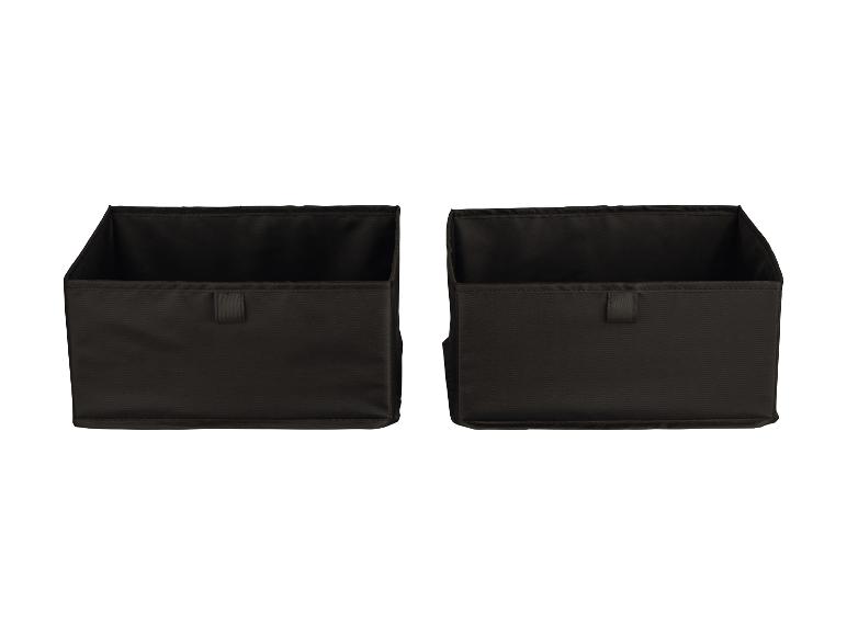Deux boîtes de rangement en tissu noir sur fond blanc.