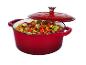 Cocotte rouge en fonte avec un mélange de légumes
