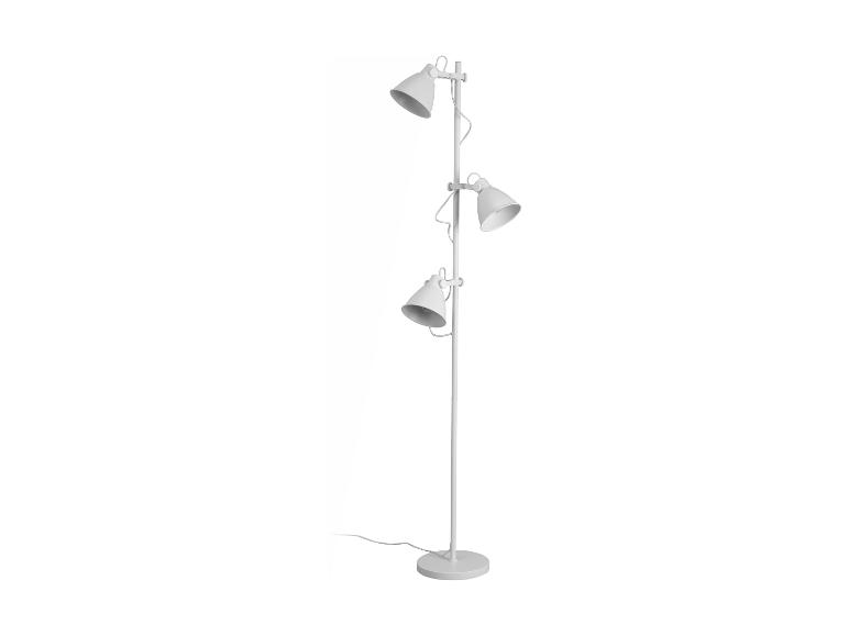 Un lampadaire blanc avec trois abat-jour.
