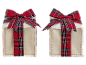 Deux boîtes cadeaux crème avec des rubans écossais rouges sur fond noir.