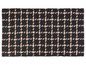 Un tapis tissé noir et blanc avec un motif géométrique.