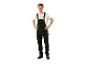 Homme souriant en salopette noire et t-shirt blanc, mains sur les hanches.