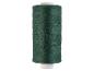 Bobine de fil vert foncé sur fond blanc
