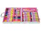 Coffret d'art ouvert avec feutres, crayons de cire, crayons de couleur et aquarelles.