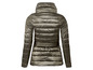 Une veste matelassée verte avec une ceinture.