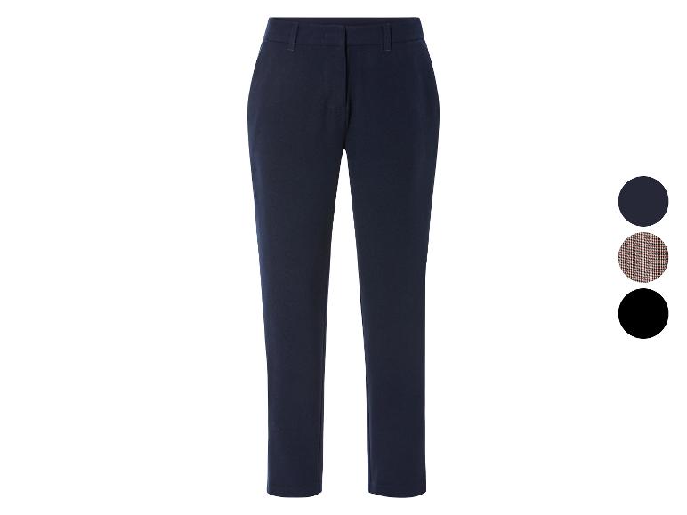 Pantalon bleu foncé avec une coupe ajustée.
