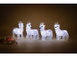 Quatre décorations de Noël lumineuses en forme de rennes avec un arrangement festif de pommes de pin et de baies.