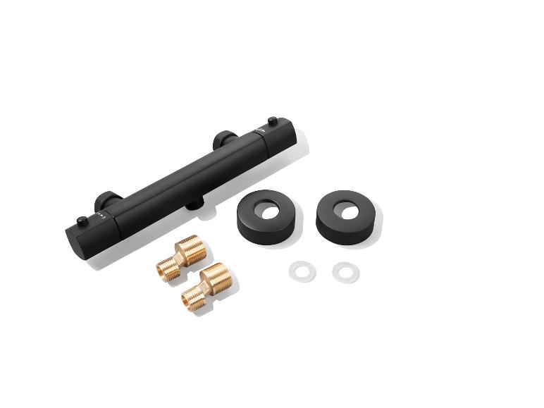 Mitigeur de douche noir mat et accessoires.