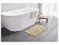 Bain moderne, tapis de bain beige et serviette.
