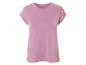 Un t-shirt rose à manches courtes.