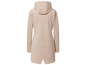 Un manteau beige pour femme avec une capuche.