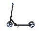 Trottinette noire avec grandes roues bleues et accents bleus, avec béquille latérale