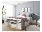 Chambre moderne avec lit blanc de rangement, tables de chevet et décor minimaliste.